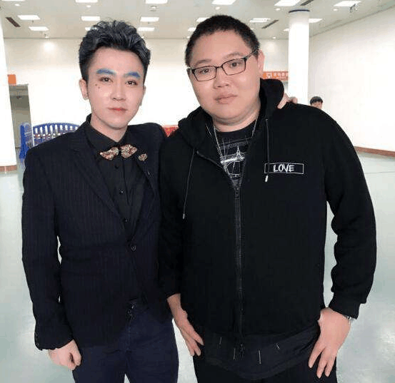 虎牙平台新年送7400万的祝福蛇哥与嗨氏感动流泪