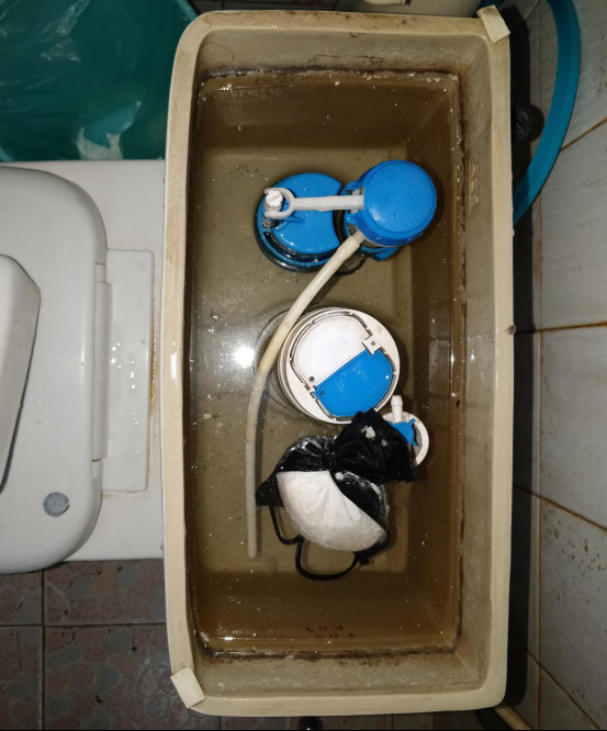 马桶水箱排水时肥皂的浮渣堵住了密封圈导致漏水问题?