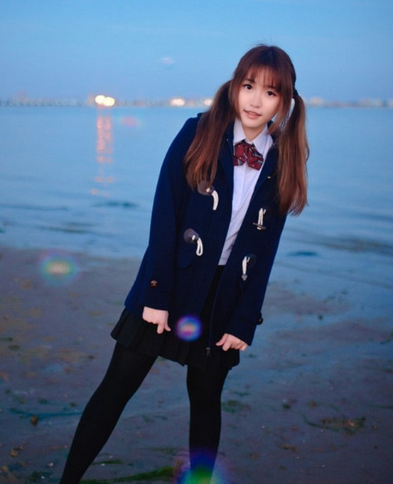 街拍:短裙小女生最可爱,网友:为什么我的校服不是这样的