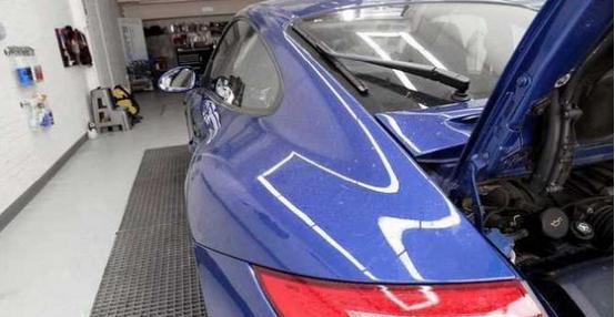 开着保时捷去洗车被店员孩子划一道漆，车主：不卖房都赔不起