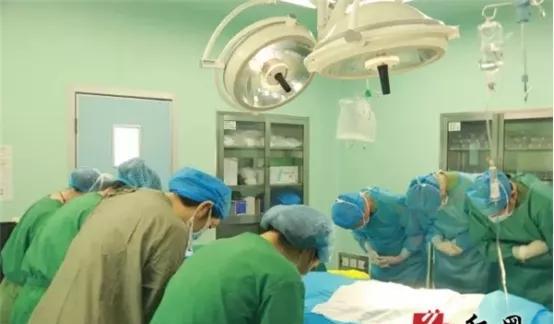 2017年感人落泪的10张医疗照片…