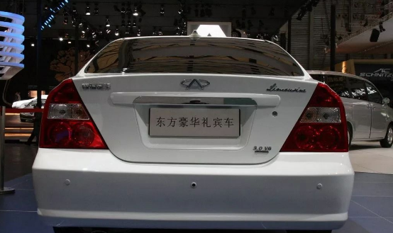 罕见的国产加长礼宾车,车长7.5米内部如宫殿般奢华!