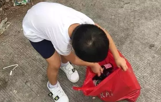 泰国5岁男孩厌学,妈妈:那就去捡垃圾吧!
