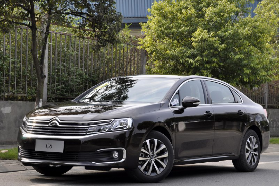 雪铁龙c6真皮包裹中控台，手感棒，惊爆价30万，坐拥豪车不是梦！