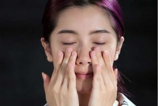女生再懒出门也要画个淡妆，化妆师简单教程，上手容易又好看