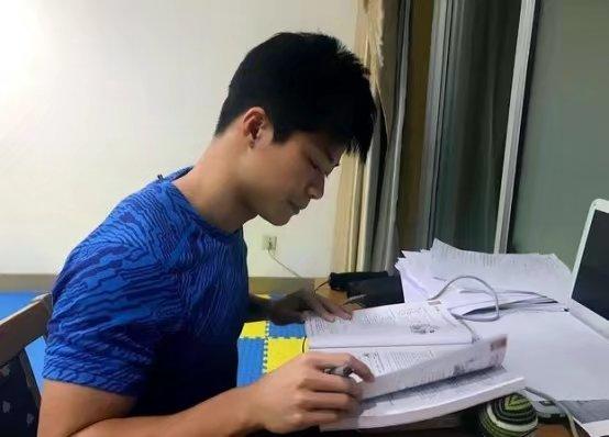 中国飞人苏炳添,深夜刻苦学英语,表示这比训练