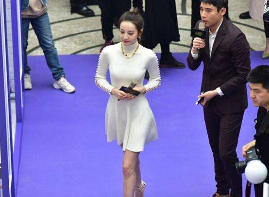 迪丽热巴出席活动身穿白毛衣,气质十足,难怪陈