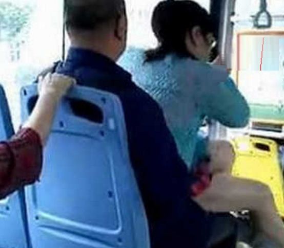 公交车上女子直接坐在大爷腿上,众人以为是情侣,结果