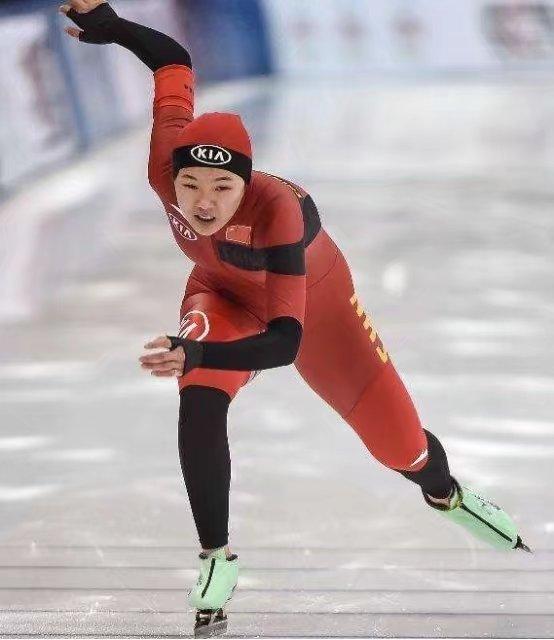 她因不守规定外出就餐,导致尿检呈阳性,被开除