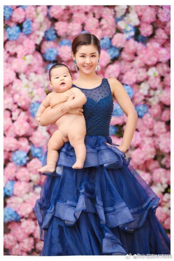 王雷晒照老婆孩子放中间!这大胖小子太胖,李小萌抱着有些吃力!