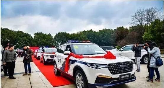 众泰666！担任警车又上央视，悬浮车顶不到11万，国产SUV大洗牌