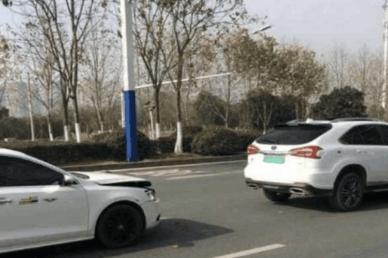 比亚迪遭后车追尾, 车主看到事故现场, 为何反倒露出微笑