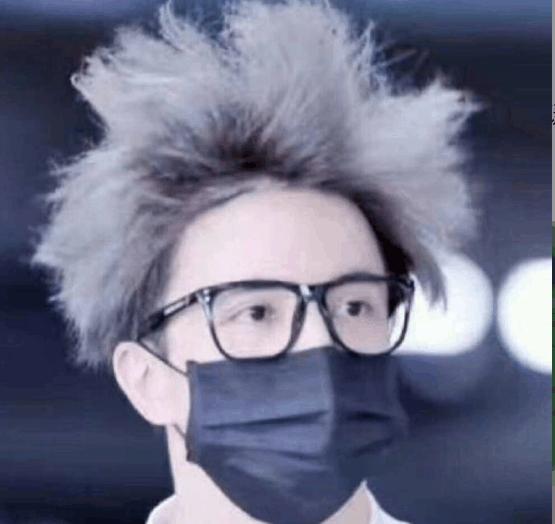 薛之谦高磊鑫结婚证件照是什么样子的?机场戴