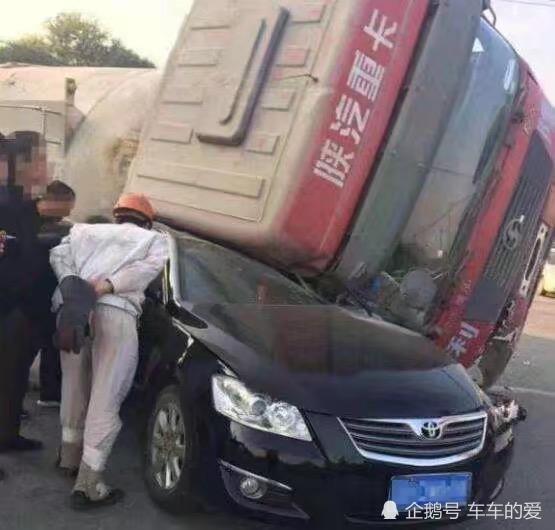 别追尾就为质量下定论,这款日系车被卡车碾压,展现出硬气的一面