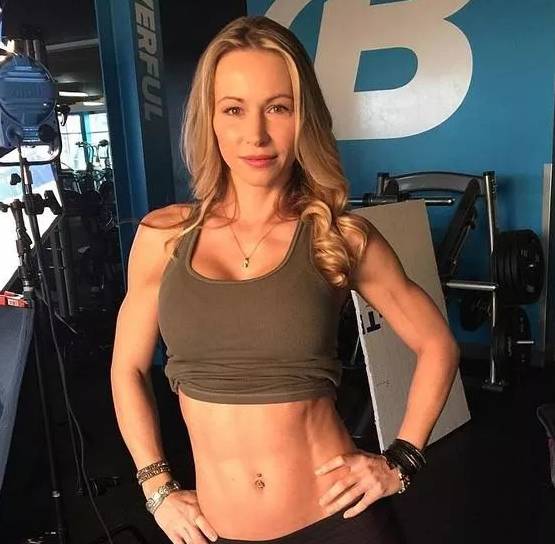 靠性感马甲线和翘臀火遍全球的女教练,原来是这些成人片的女主角