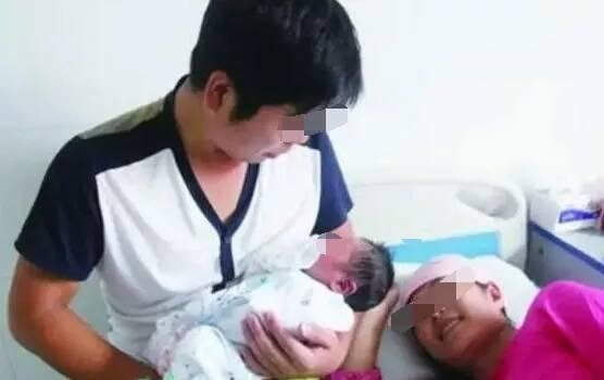 90后孕妇突然羊水破了痛苦大叫,老公跪求医生