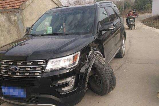 福特探险者SUV被撞断轴 网友: 给你国产长安CS95撞断轴直接送你