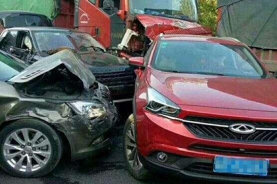 国产SUV奇瑞瑞虎7被4车连续追尾车主：要是日产车今天就成铁饼了