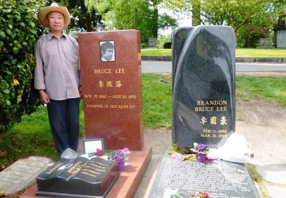 李小龙的墓地成景点,有好多人慕名而去拍照留念!