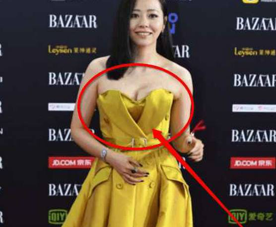 张靓颖穿深v礼服,奶瓶都快掉地上