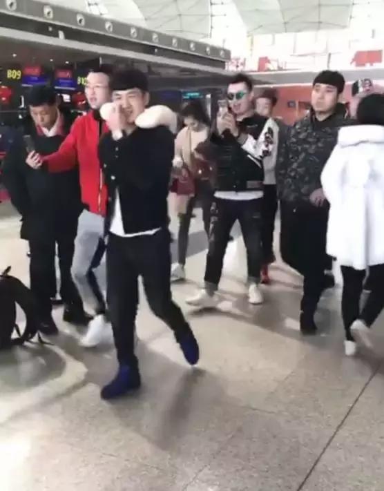 快手仙洋账号被官方降权,直播没有推送房间只