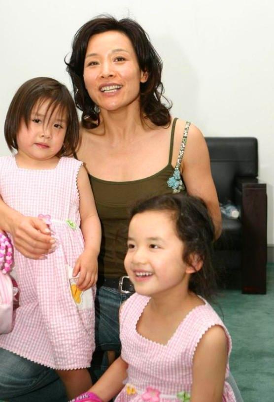 56岁陈冲全家近照: 因生女弃养孤儿, 带外籍女儿出席活动被骂