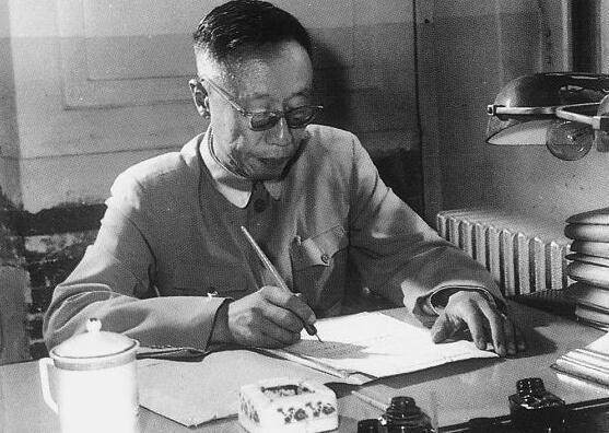 溥仪回故宫买门票,听到工作人员几句话,溥仪尴