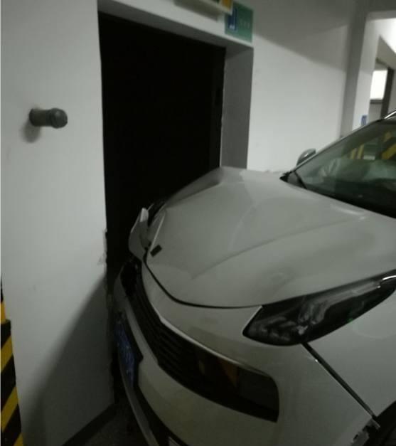 新提的领克01，停车时误将刹车当油门撞墙：说好的主动刹车呢？