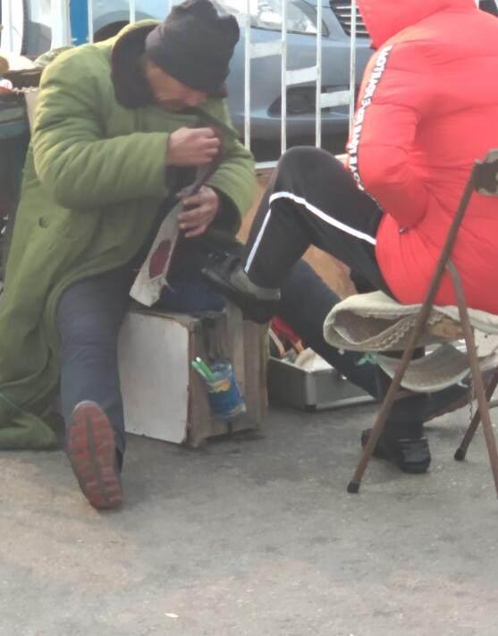 沙坪坝一街道设置擦皮鞋专区 :擦鞋师傅任选,一律只收两元图片