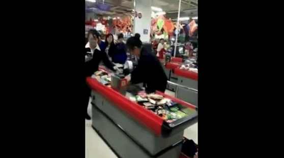 超市里唯一拿双份工资的美女收银员, 看后开眼