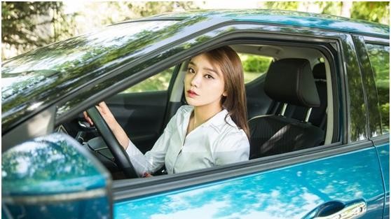 颜值担当 热辣车模与LANNIA 蓝鸟