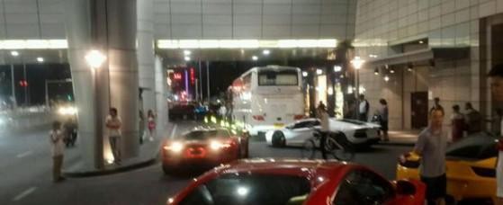 路虎揽胜车主嘲笑小伙邋遢，半小时后小伙叫来法拉利超跑车队