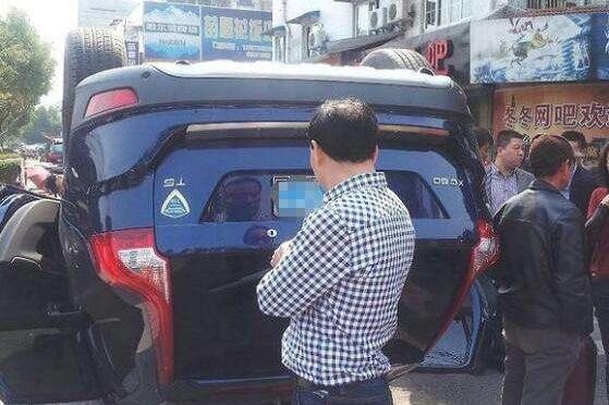 CX60和宝马X3相撞沃尔沃B柱未变形翻车 网友: 还是沃尔沃靠谱