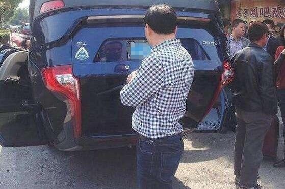 沃尔沃CX60和宝马X3相撞沃尔沃B柱未变形翻车 还是沃尔沃靠谱