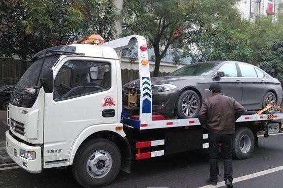 60万的帕萨特违停被拖, 取车时车主哭成泪人: 9万块打水漂!