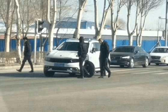 领克01首次断轴? 网友: 车轮直接脱出, 这脚崴的有点厉害