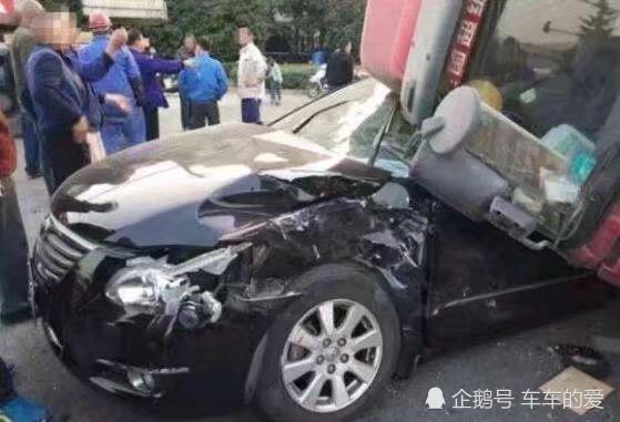 别追尾就为质量下定论,这款日系车被卡车碾压,展现出硬气的一面