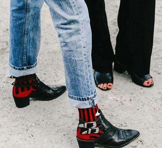 张天爱的袜子外穿你看得懂吗?迈克尔杰克逊的时尚又流行回来了