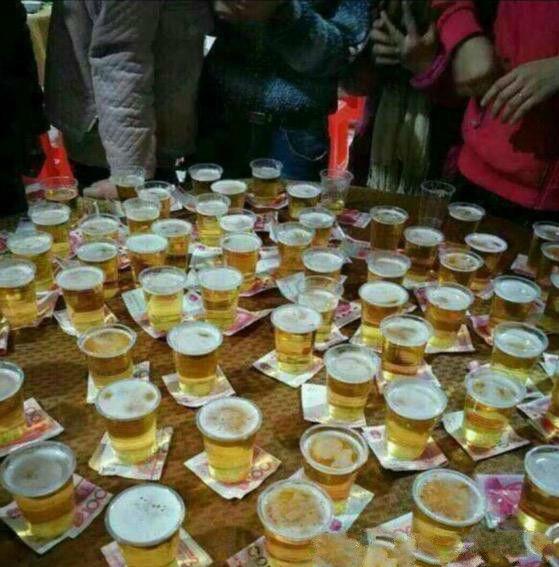 昨天补课班同学聚会,老师请客 好像去了几个人,有个同学朋友圈发了