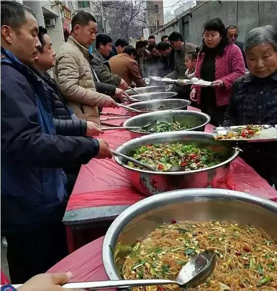 周至这个千万富村,一碗烩菜过白事,你怎么看?