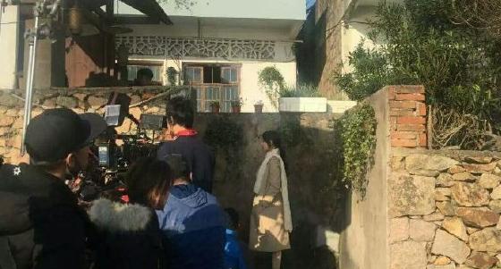 路人偶遇下的迪丽热巴,没有PS美颜的她,居然这