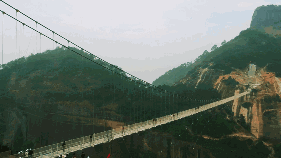 【wow】广西又一座玻璃桥开放啦，据说全国第二长!