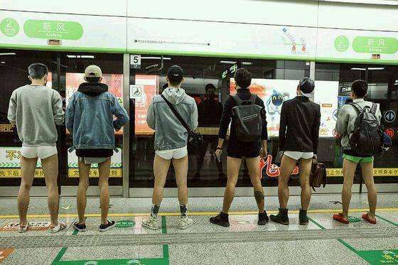 “地铁无裤日”武汉和杭州同时有年轻人参与, 是怎样的感觉