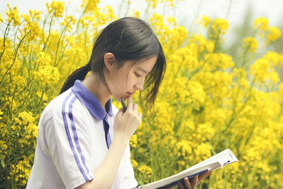 她是韩国的校服女神，比刘亦菲还美!