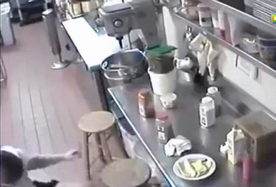 美女抬腿就把香肠塞了进去,接下来一幕更让人