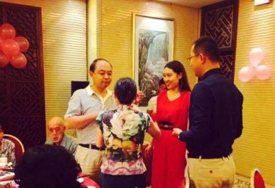 年前跟男友订婚,订婚宴上婆婆给我封大红包,婚