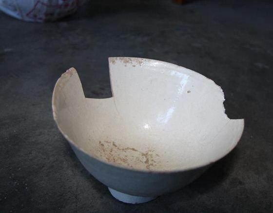 儿媳用破碗给婆婆吃剩菜剩饭, 孙子摔碎破碗反诬赖奶奶, 儿媳傻了