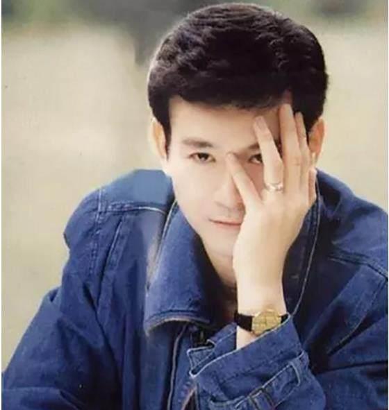 郑少秋“真实面目”曝光，机场帅照都是假的，原来他已秃顶30年
