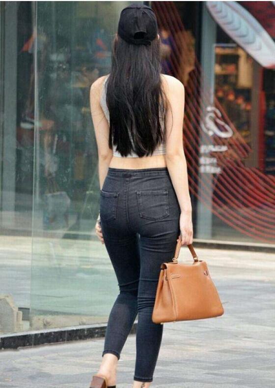 街拍: 身材凸凹有致的美女搭配紧身裤, 这就是专门为她设计的