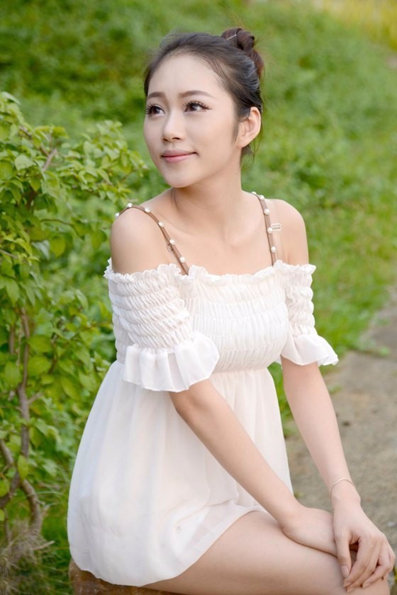 户外阳光下,一个清新甜美可爱的美女姑娘